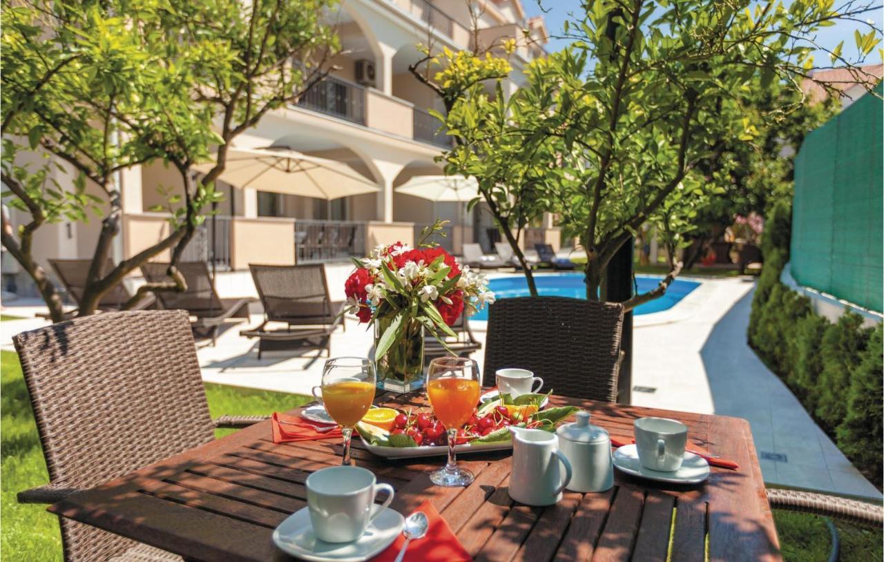 Lovely Apartment In Kastel Stafilic With Jacuzzi Kaštela Zewnętrze zdjęcie