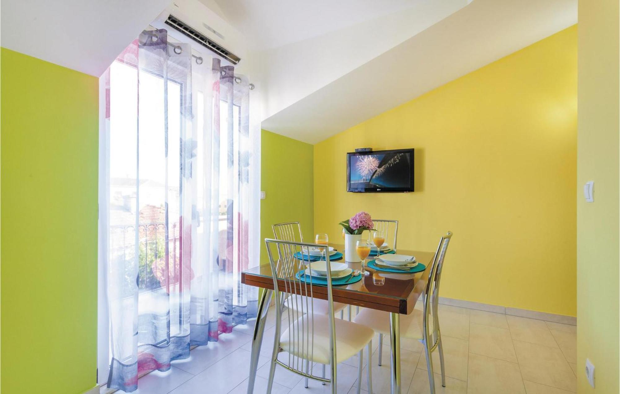 Lovely Apartment In Kastel Stafilic With Jacuzzi Kaštela Zewnętrze zdjęcie